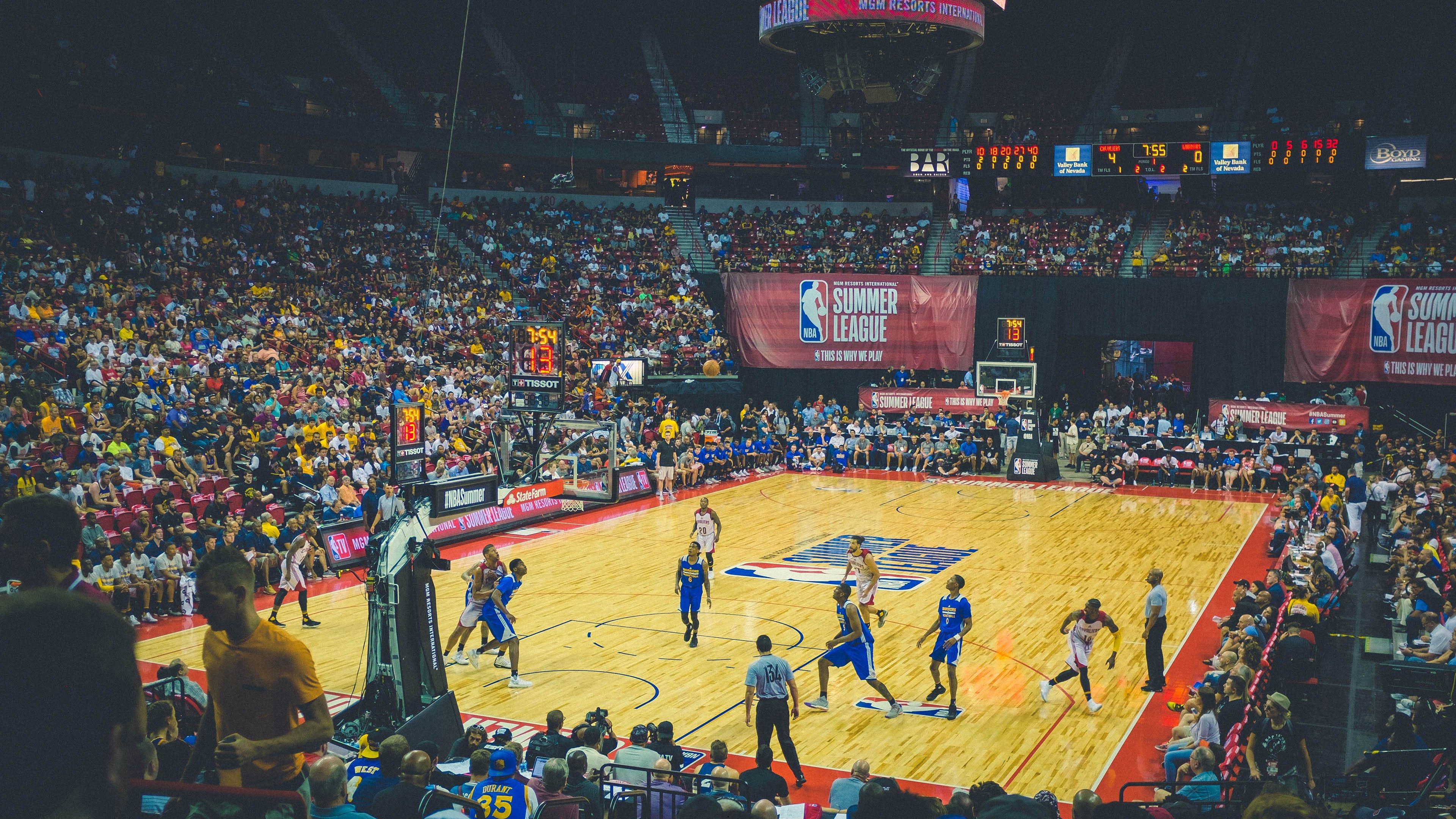 泰伦卢运筹帷幄，教练组集体观战猛龙雄鹿G6，备战之道暗藏玄机